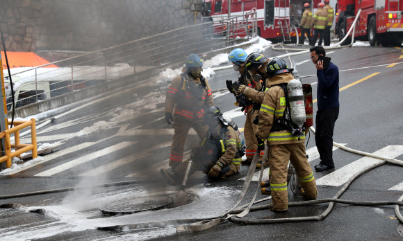 24일 오전 11시 12분께 서울 서대문구 충정로의 KT 아현빌딩 지하 통신구에서 불이 나 소방관들이 화재진화 작업을 벌이고 있다. 2018.11.24  연합뉴스