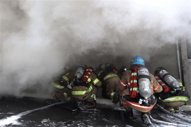 24일 오전 서울 서대문구 충정로3가에 위치한 KT 아현지사에서 화재가 발생, 현장에 출동한 소방관들이 진화 작업을 하고 있다. 이날 오전 11시 20분 무렵부터 오후 12시20분 현재 KT의 이동전화는 물론 초고속인터넷과 인터넷(IP)TV, 인터넷전화와 롱텀에볼루션(LTE) 에그까지 모두 연결이 안되고 있다. 한편 소방재난본부는 이날 긴급재난문자를 통해 통신장애 사실을 신속하게 전파했다. 2018.11.24 뉴스1
