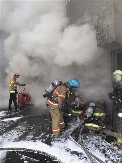 24일 오전 서울 서대문구 충정로3가에 위치한 KT 아현지사에서 화재가 발생, 현장에 출동한 소방관들이 진화 작전을 펼치고 있다. 이날 오전 11시 20분 무렵부터 오후 12시20분 현재 KT의 이동전화는 물론 초고속인터넷과 인터넷(IP)TV, 인터넷전화와 롱텀에볼루션(LTE) 에그까지 모두 연결이 안되고 있다. 한편 소방재난본부는 이날 긴급재난문자를 통해 통신장애 사실을 신속하게 전파했다. 2018.11.24 뉴스1