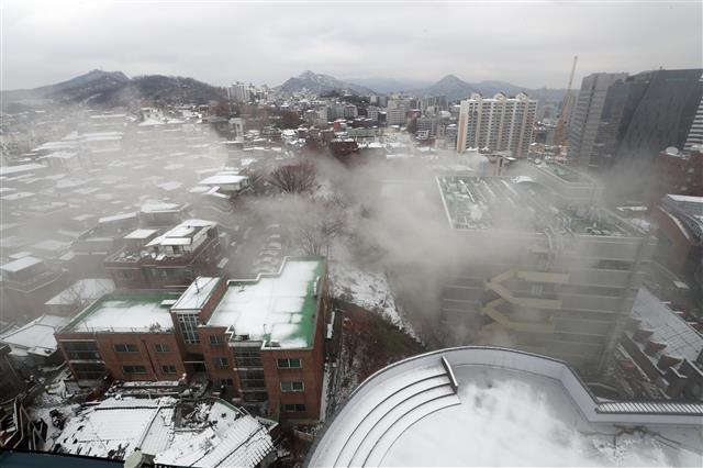 24일 오전 서울 서대문구 충정로3가에 위치한 KT 아현지사에서 화재가 발생해 연기가 도심에 퍼지고 있다. 이날 오전 11시 20분 무렵부터 오후 12시20분 현재 KT의 이동전화는 물론 초고속인터넷과 인터넷(IP)TV, 인터넷전화와 롱텀에볼루션(LTE) 에그까지 모두 연결이 안되고 있다. 한편 소방재난본부는 이날 긴급재난문자를 통해 통신장애 사실을 신속하게 전파했다. 2018.11.24 뉴스1