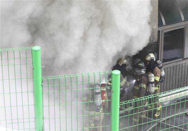 24일 오전 서울 서대문구 충정로3가에 위치한 KT 아현지사에서 화재가 발생, 현장에 출동한 소방관들이 진화 작전을 펼치고 있다. 이날 오전 11시 20분 무렵부터 오후 12시20분 현재 KT의 이동전화는 물론 초고속인터넷과 인터넷(IP)TV, 인터넷전화와 롱텀에볼루션(LTE) 에그까지 모두 연결이 안되고 있다. 한편 소방재난본부는 이날 긴급재난문자를 통해 통신장애 사실을 신속하게 전파했다. 2018.11.24 뉴스1