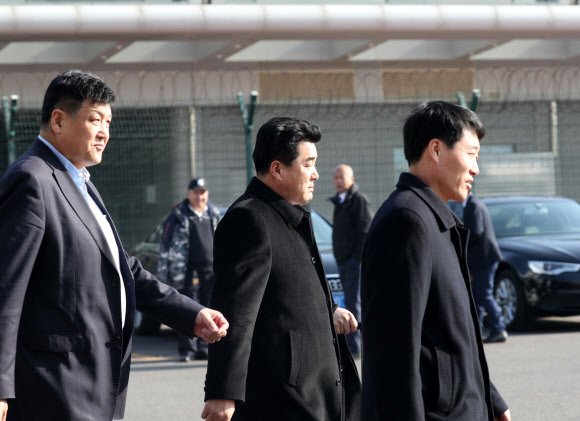 김일국 북한 체육상이 오는 28~29일 도쿄(東京)에서 열릴 국가올림픽위원회연합(ANOC) 총회에 참석하기 위해 24일 평양에서 출발해 경유지인 중국 베이징(北京)에 도착했다. 2018.11.24  연합뉴스