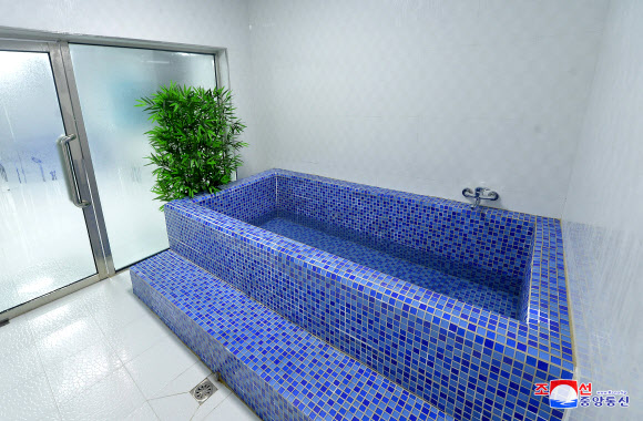 23일 북한 강서약수공장에 약수목욕탕이 새로 준공됐다고 조선중앙통신이 24일 보도했다. 사진은 새로 준공된 약수목욕탕 모습. 2018.11.24  연합뉴스