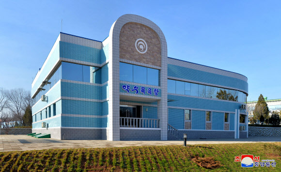 23일 북한 강서약수공장에 약수목욕탕이 새로 준공됐다고 조선중앙통신이 24일 보도했다. 사진은 새로 준공된 약수목욕탕 모습. 2018.11.24  연합뉴스