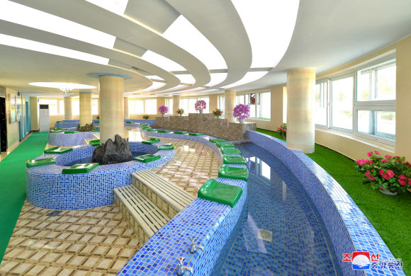 23일 북한 강서약수공장에 약수목욕탕이 새로 준공됐다고 조선중앙통신이 24일 보도했다. 사진은 새로 준공된 약수목욕탕 모습. 2018.11.24  연합뉴스