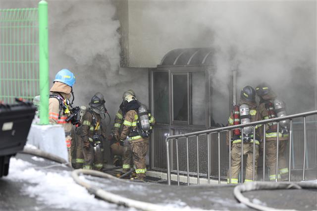 24일 오전 서울 서대문구 충정로3가에 위치한 KT 아현지사에서 화재가 발생, 현장에 출동한 소방관들이 진화 작업을 하고 있다. 이날 오전 11시 20분 무렵부터 오후 12시20분 현재 KT의 이동전화는 물론 초고속인터넷과 인터넷(IP)TV, 인터넷전화와 롱텀에볼루션(LTE) 에그까지 모두 연결이 안되고 있다. 한편 소방재난본부는 이날 긴급재난문자를 통해 통신장애 사실을 신속하게 전파했다. 2018.11.24 뉴스1
