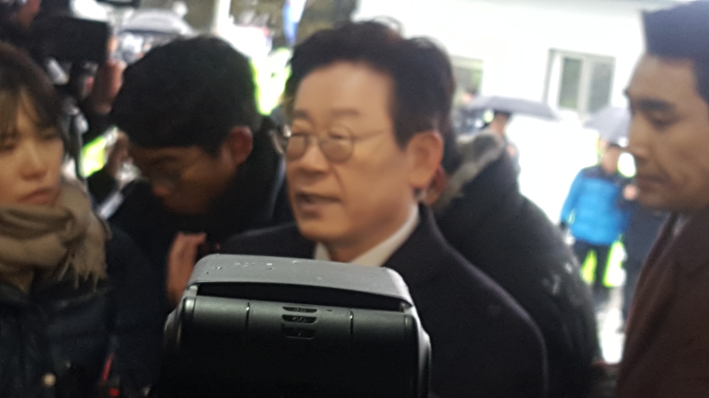 이재명 경기지사가 24일 오전 10시 수원지검 성남지청에 출석해 포토라인에서 기자들의 질문에 답을 하고 있다.