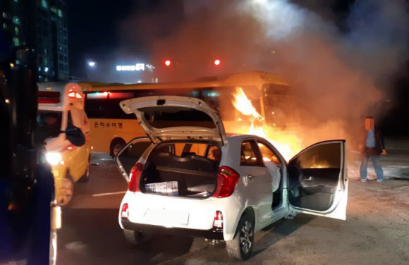 불타는 승용차에서 시민·경찰관 힘 모아 운전자 구조