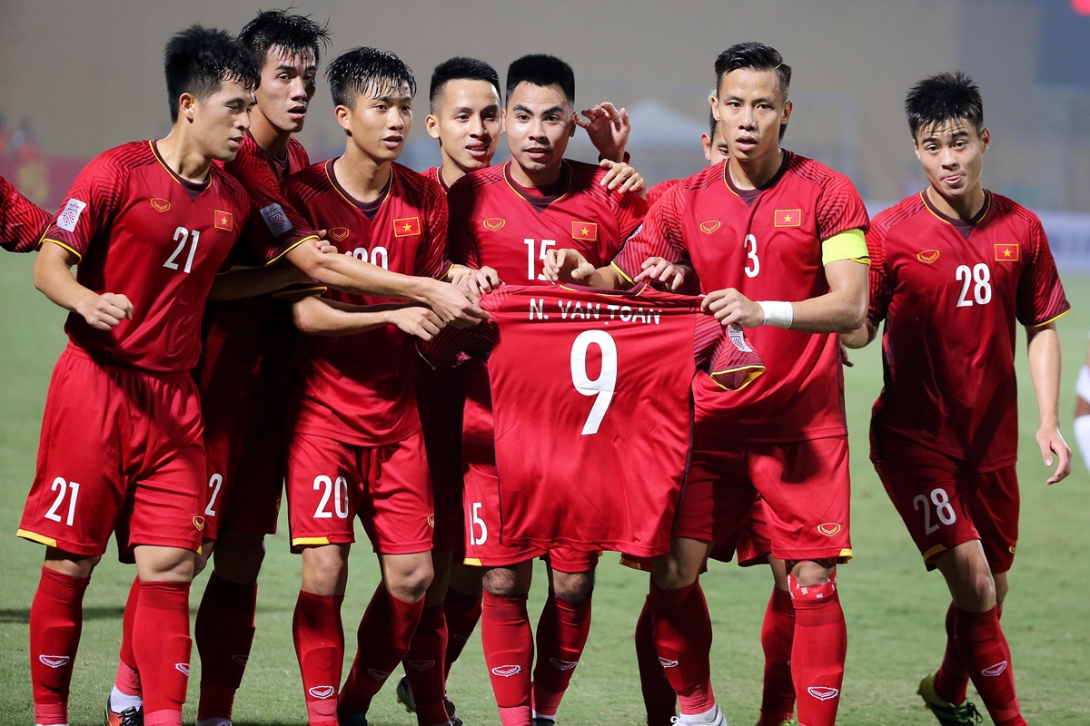 박항서 감독이 이끄는 베트남 남자축구 대표팀이 24일 아세안축구연맹(AFF) 스즈키컵 2018 조별리그 최종전에서 캄보디아를 3-0으로 꺾고 조 1위로 4강에 진출했다. EPA 연합뉴스