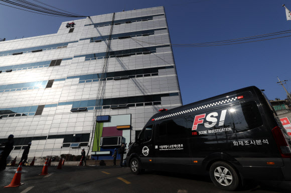 KT 화재 현장 들어서는 화재조사분석 차량