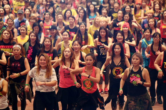 흥겨운 줌바댄스 ‘어깨가 들썩들썩’