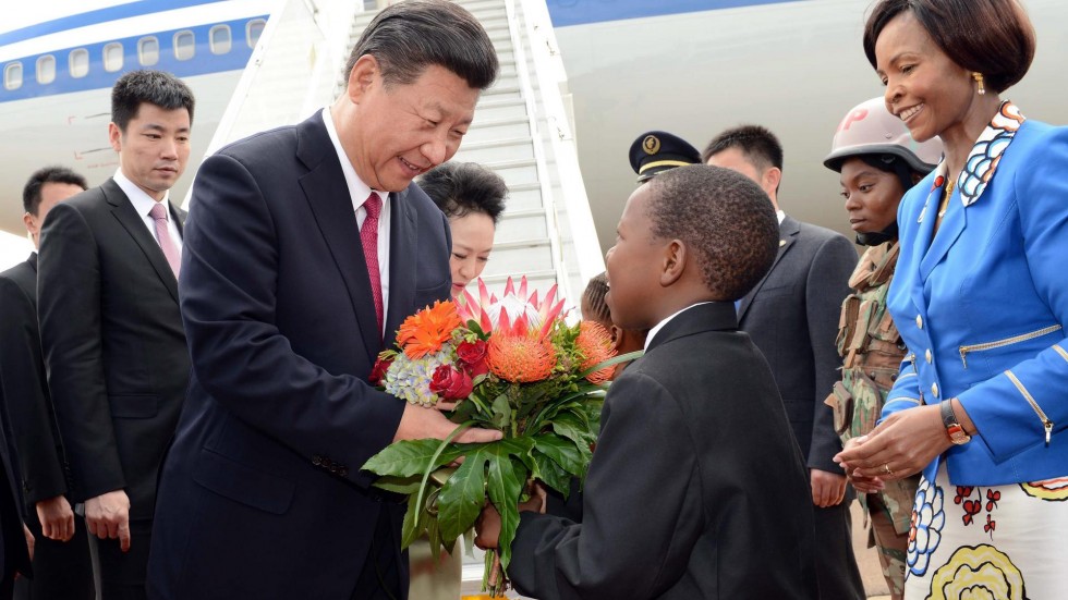 시진핑 중국 국가주석이 2015년 남아프리카공화국 수도 프리토리아를 방문해 어린이로부터 환영 꽃다발을 받고 있다. 출처:사우스차이나모닝포스트