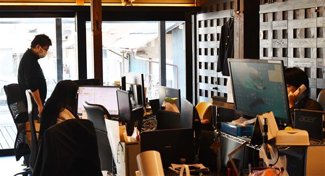 일본 도쿠시마현 가미야마정의 95년 된 양조장을 리모델링해 만든 영상편집 전문기업 플랫이즈 사무실. 초고속 인터넷과 첨단 디지털 장비를 갖춘 현대식 사무실로 탈바꿈했다.