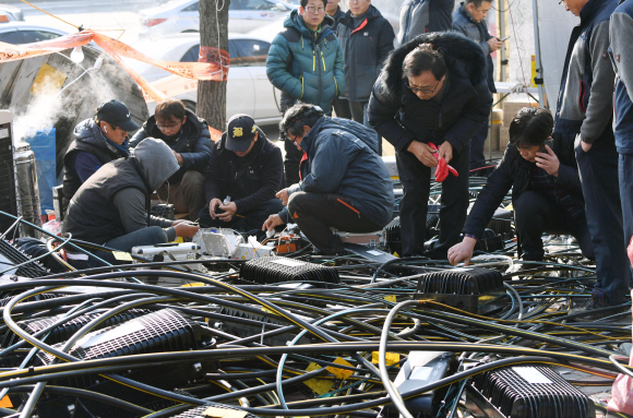 26일 서울 서대문구 KT아현지사에서 KT관계자들이 통신선을 복구 하고 있다. 2018.11.26 박지환 기자 popocar@seoul.co.kr