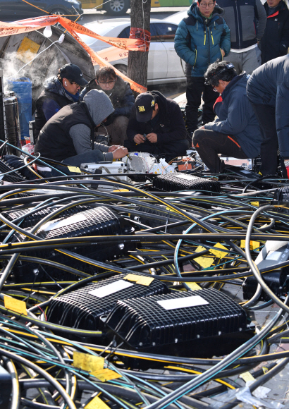 26일 서울 서대문구 KT아현지사에서 KT관계자들이 통신선을 복구 하고 있다. 2018.11.26 박지환 기자 popocar@seoul.co.kr