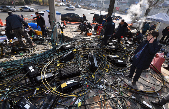 26일 서울 서대문구 KT아현지사에서 KT관계자들이 통신선을 복구 하고 있다. 2018.11.26 박지환 기자 popocar@seoul.co.kr