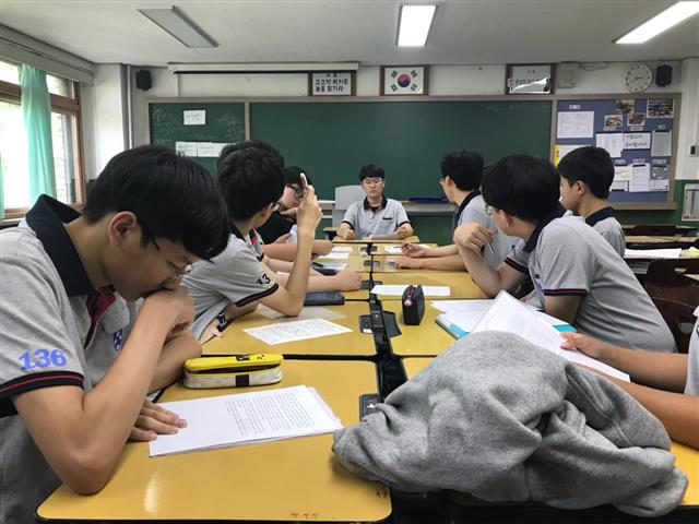 서울 강동구에 위치한 배재고등학교 역사동아리 ‘히스토리아’ 학생들이 독립운동가 활동에 대해 연구하고 지원대책에 대해 토론하는 시간을 보내고 있다.  배재고 제공