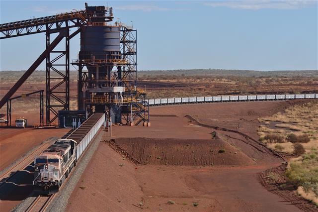 호주 필바라 지역에 있는 로이힐 광산에서 생산된 철광석이 기차에 실리는 모습.  포스코 제공