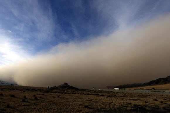 25일 촬영된 중국 북서쪽 간쑤성 장예에 발생한 거대한 모래폭풍 AFP연합뉴스