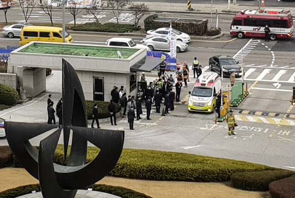 27일 오전 40대 한 남성이 김명수 대법원장 출근차량에 화염병을 투척했다. 사진은 이날 서초구 대법원 현장 모습. 2018.11.27  독자제공=연합뉴스