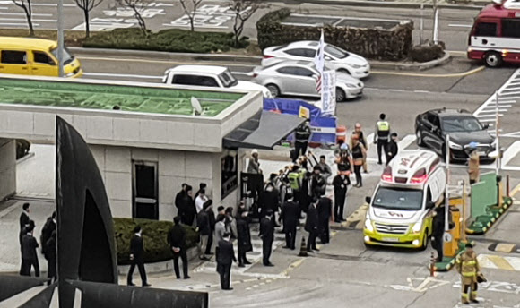 70대 한 남성이 김명수 대법원장 출근차량에 화염병을 투척한 27일 오전 서울 서초구 대법원에서 경찰과 소방대원이 현장을 수습하고 있다. 2018.11.27  독자제공=연합뉴스