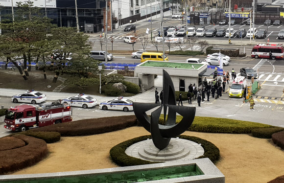 70대 한 남성이 김명수 대법원장 출근차량에 화염병을 투척한 27일 오전 서울 서초구 대법원에서 경찰과 소방대원이 현장을 수습하고 있다. 2018.11.27  독자제공=연합뉴스