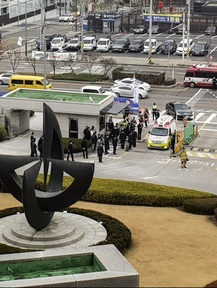 70대 한 남성이 김명수 대법원장 출근차량에 화염병을 투척한 27일 오전 서울 서초구 대법원에서 경찰과 소방대원이 현장을 수습하고 있다. 2018.11.27  독자제공=연합뉴스