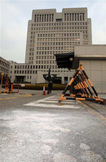 27일 김명수 대법원장 출근길에 한 남성이 대법원 정문 앞에서 화염병을 투척했다. 대법원 정문 앞 바닥에 소화기로 화재 진압 흔적이 남아 있다.2018.11.27 뉴스1