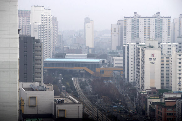 전국에 초미세먼지가 기승을 부린 27일 경기도 의정부시에서 지하철 1호선 회룡역 일대가 뿌연 모습을 보이고 있다. 2018.11.27  연합뉴스
