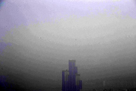 초미세먼지(PM-2.5)가 기승을 부리는 가운데 낮부터는 미세먼지(PM-10)에 해당하는 중국발 황사가 일부 지역에 나타날 것으로 예보된 27일 오전 서울 남산 산책로에서 바라본 시내가 뿌옇다. 2018.11.27  연합뉴스