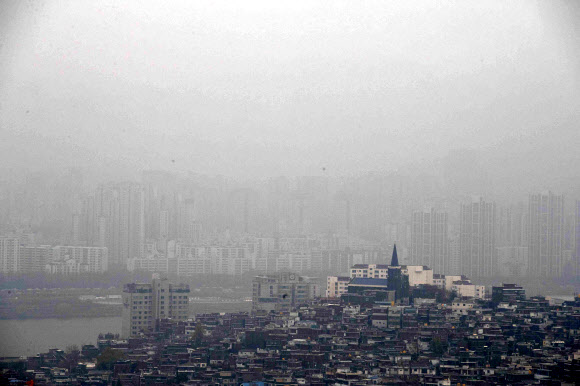 초미세먼지(PM-2.5)가 기승을 부리는 가운데 낮부터는 미세먼지(PM-10)에 해당하는 중국발 황사가 일부 지역에 나타날 것으로 예보된 27일 오전 서울 남산 산책로에서 바라본 시내가 뿌옇다. 2018.11.27  연합뉴스