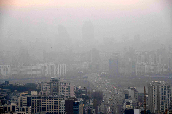 초미세먼지(PM-2.5)가 기승을 부리는 가운데 낮부터는 미세먼지(PM-10)에 해당하는 중국발 황사가 일부 지역에 나타날 것으로 예보된 27일 오전 서울 남산 산책로에서 바라본 시내가 뿌옇다. 2018.11.27  연합뉴스