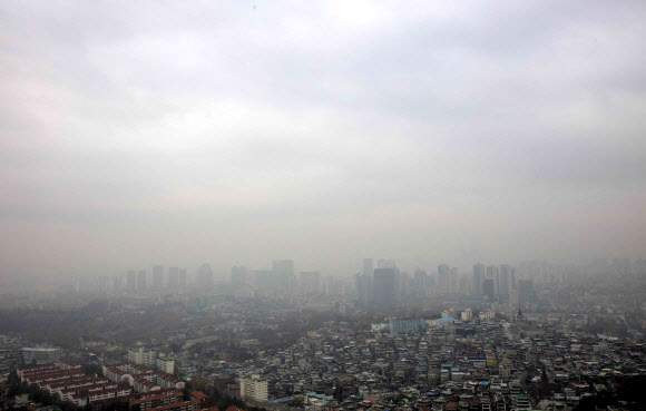 초미세먼지(PM-2.5)가 기승을 부리는 가운데 낮부터는 미세먼지(PM-10)에 해당하는 중국발 황사가 일부 지역에 나타날 것으로 예보된 27일 오전 서울 남산 산책로에서 바라본 시내가 뿌옇다. 2018.11.27  연합뉴스