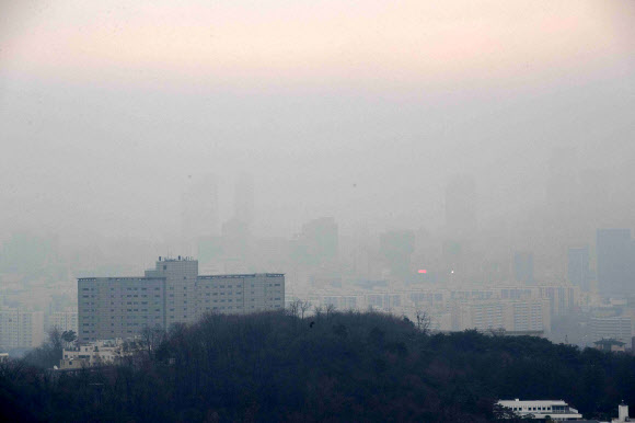 초미세먼지(PM-2.5)가 기승을 부리는 가운데 낮부터는 미세먼지(PM-10)에 해당하는 중국발 황사가 일부 지역에 나타날 것으로 예보된 27일 오전 서울 남산 산책로에서 바라본 시내가 뿌옇다. 2018.11.27  연합뉴스