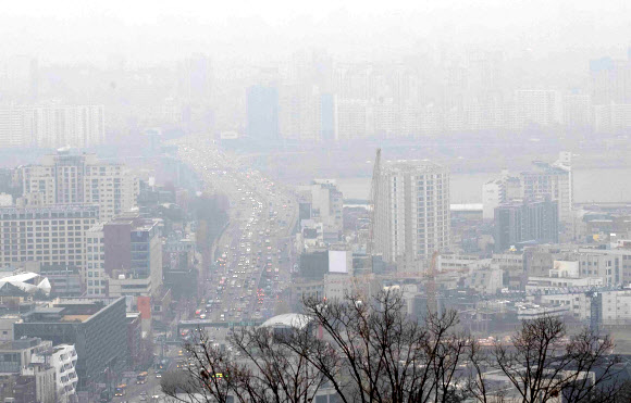 초미세먼지(PM-2.5)가 기승을 부리는 가운데 낮부터는 미세먼지(PM-10)에 해당하는 중국발 황사가 일부 지역에 나타날 것으로 예보된 27일 오전 서울 남산 산책로에서 바라본 시내가 뿌옇다. 2018.11.27  연합뉴스