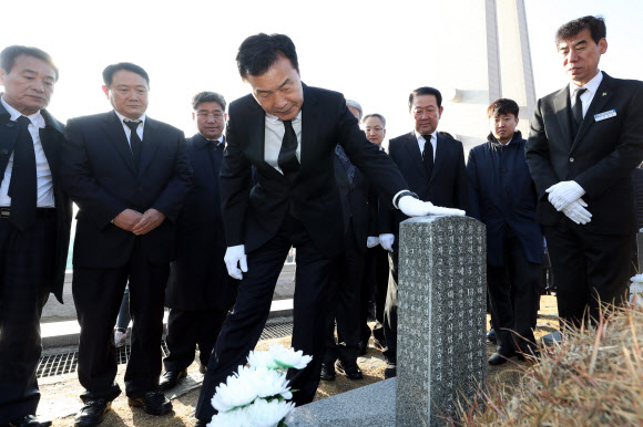 바른미래당 손학규(가운데) 대표 등 당 지도부가 27일 오전 광주 북구 운정동 국립5·18민주묘지를 찾아 윤상원 열사 묘소를 참배하고 있다. 2018.11.27  연합뉴스