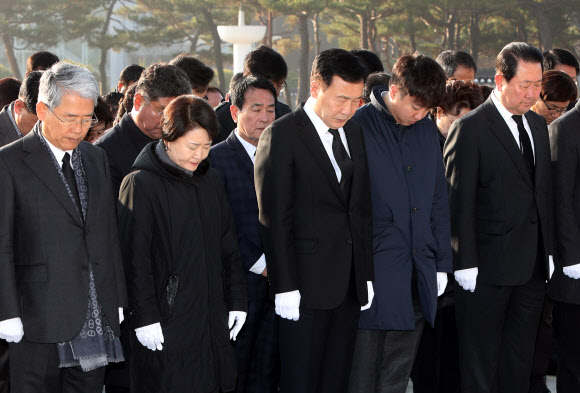 바른미래당 손학규(가운데) 대표 등 당 지도부가 27일 오전 광주 북구 운정동 국립5·18민주묘지를 참배하고 있다. 2018.11.27  연합뉴스