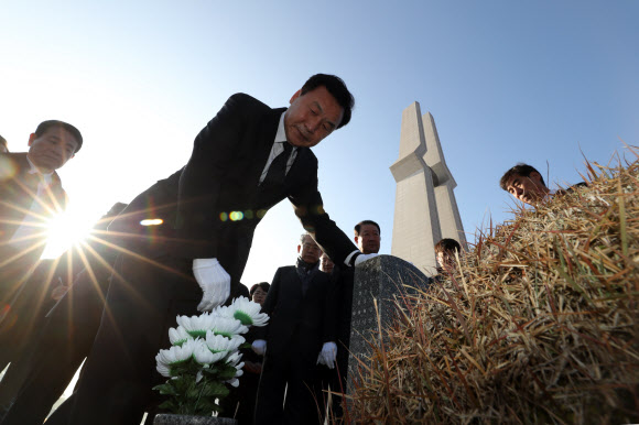 바른미래당 손학규 대표 등 당 지도부가 27일 오전 광주 북구 운정동 국립5·18민주묘지를 찾아 윤상원 열사 묘소를 참배하고 있다. 2018.11.27  연합뉴스