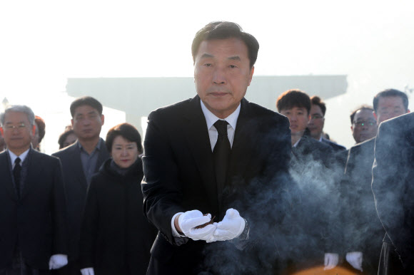 바른미래당 손학규 대표 등 당 지도부가 27일 오전 광주 북구 운정동 국립5·18민주묘지를 참배하고 있다. 2018.11.27  연합뉴스