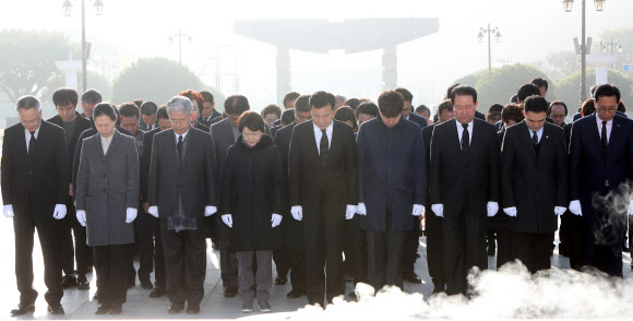 바른미래당 손학규 대표 등 당 지도부가 27일 오전 광주 북구 운정동 국립5·18민주묘지를 참배하고 있다. 2018.11.27  연합뉴스