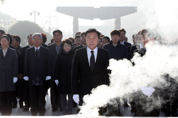 바른미래당 손학규 대표 등 당 지도부가 27일 오전 광주 북구 운정동 국립5·18민주묘지를 참배하고 있다. 2018.11.27  연합뉴스