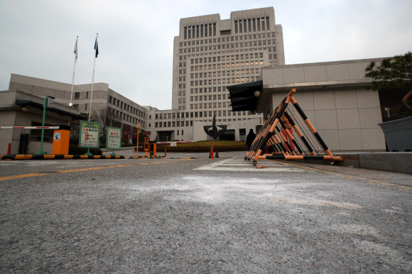 70대 한 남성이 김명수 대법원장 출근차량에 화염병을 투척한 27일 오전 서울 서초구 대법원 앞에 소화기 분말이 흩뿌려져 있다. 2018.11.27  연합뉴스