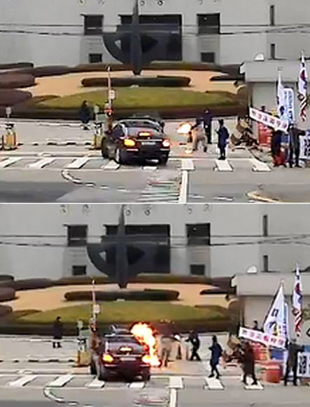 27일 오전 서울 서초구 대법원 앞에서 70대 한 남성이 김명수 대법원장이 타고 있는 출근차량에 화염병을 투척해 불길이 번지고 있다. 2018.11.27  김정수씨 제공=연합뉴스