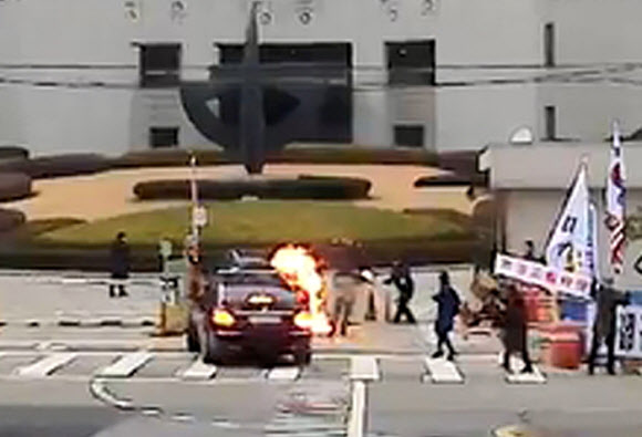 27일 오전 서울 서초구 대법원 앞에서 70대 한 남성이 김명수 대법원장이 타고 있는 출근차량에 화염병을 투척해 불길이 번지고 있다. 2018.11.27  김정수씨 제공=연합뉴스