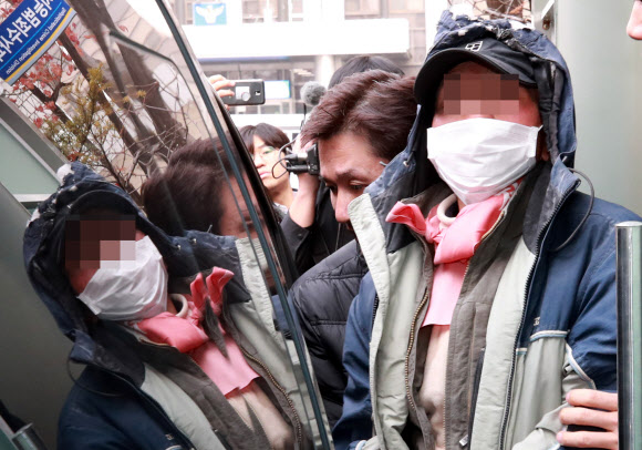 김명수 대법원장 출근차량에 화염병을 투척한 70대 한 남성이 27일 오전 체포된 뒤 서울 서초구 서초경찰서 진술녹화실로 이동하고 있다. 2018.11.27  연합뉴스