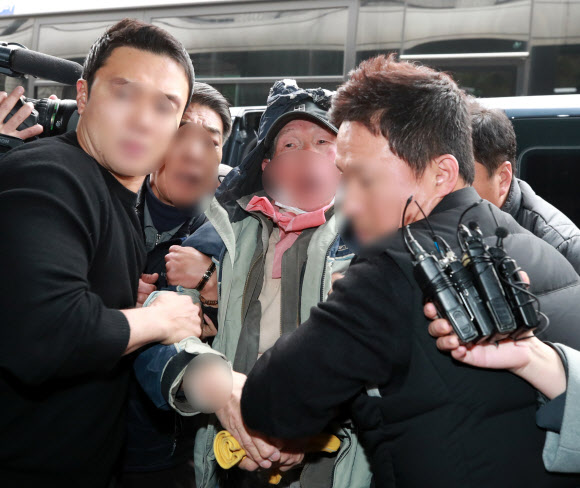 김명수 대법원장의 출근 승용차에 화염병을 던진 70대 남성이 27일 서초경찰서 지능범죄수사과에서 다른 곳으로 이송되고 있다. 이 남성은 이날 오전 9시10분께 서울 서초구 대법원 앞에서 1인시위 하다가 김명수 대법원장 승용차가 들어오는 순간 차를 향해 화염병을 던졌다. 2018.11.27  연합뉴스