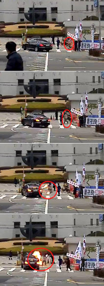 27일 오전 서울 서초구 대법원 앞에서 70대 한 남성이 김명수 대법원장의 출근차량을 향해 달려가 화염병을 투척했다.  위로부터 붉은 원 안의 70대 남성(위로부터)이 시위대에서 나와 대법원장 차를 향해 달려가 화염병을 투척하고 있다. 2018.11.27  독자 김정수씨 제공=연합뉴스