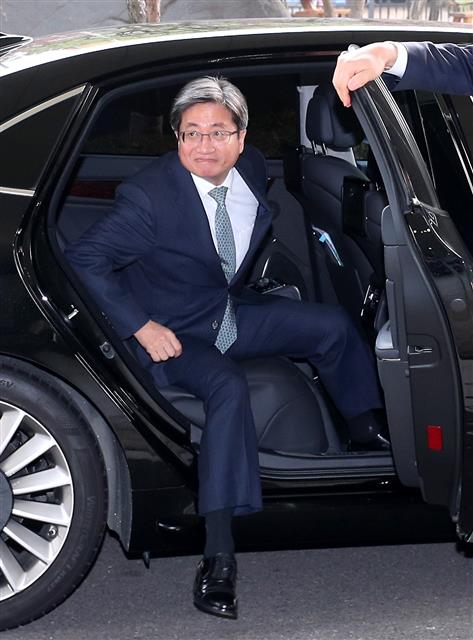 김명수 대법원장이 27일 오전 경기도 안산시 단원구 수원지방법원 안산지원을 방문하고 있다. 이날 오전 대법원 앞에서 1인시위를 하던 70대 남성 남 모씨가 김 대법원장 출근 차량에 화염병을 투척했다. 다친 사람은 없었다. 2018.11.27 뉴스1