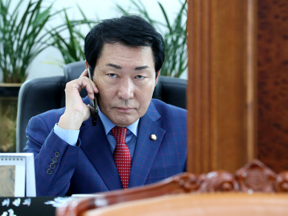 자유한국당 안상수 국회 예산결산위원회 위원장이 27일 오전 국회에서 여야 예결위 간사와의 회동을 앞두고 어딘가로 전화를 하고 있다. 2018.11.27  연합뉴스