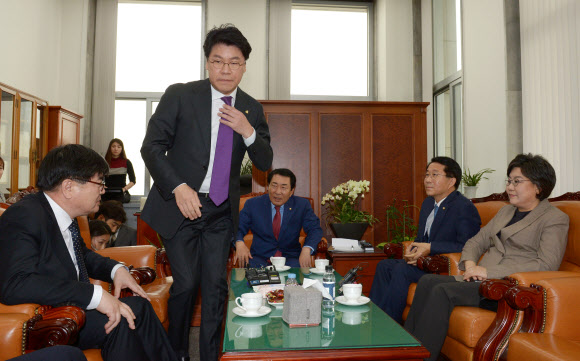 27일 오전 국회 예결위원장실에서 여야 예산결산특별위원회 간사들이 안상수 위원장과 회동을 하던 중 자유한국당 장제원 간사가 자리를 나서고 있다.  왼쪽부터 김용진 기획재정부 2차관, 자유한국당 장제원, 자유한국당 안상수 위원장, 더불어민주당 조정식,  바른미래당 이혜훈. 2018.11.27  연합뉴스